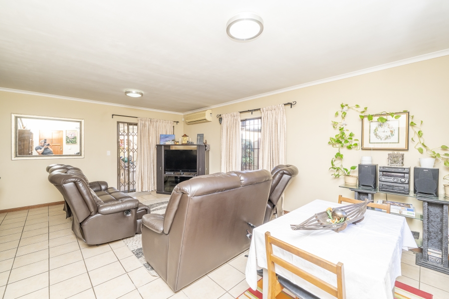 3 Bedroom Property for Sale in De Oude Spruit Western Cape